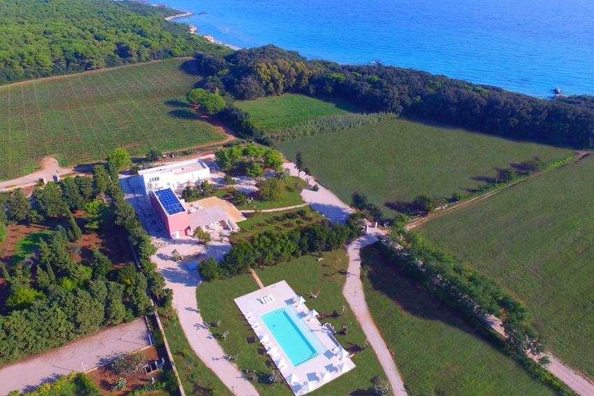 Traditionelle Masseria in der Nähe der Baia dei Turchi in Apulien